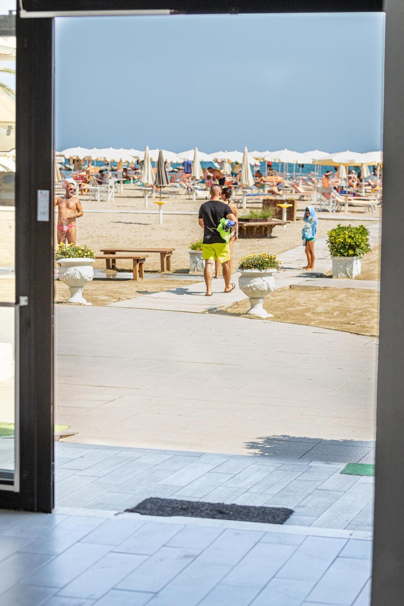Hotel Blumen Rimini Esterno foto