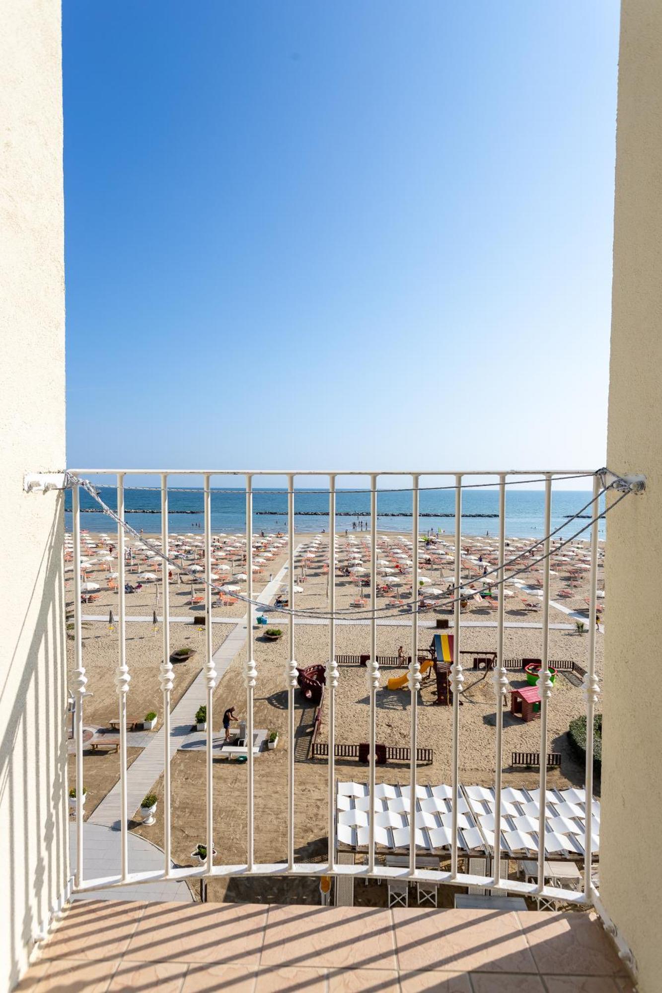 Hotel Blumen Rimini Esterno foto